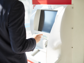 バイト代入ったかな ? ATMで引き出し